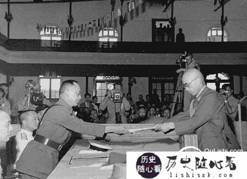 日本对中国投降仪式：在芷江机场递交投降书_日军