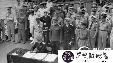 日本对盟军投降的仪式：在密苏里号上递投降书_麦克阿瑟