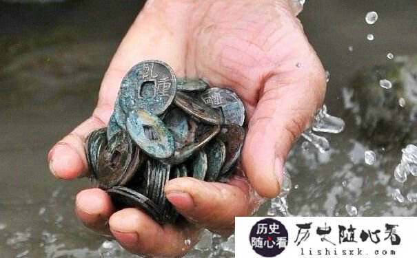 金马河中挖出的古钱币