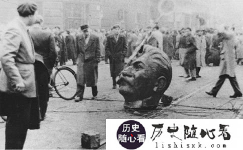 斯大林雕像被人毁坏