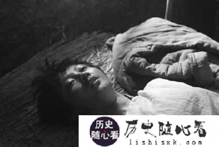 侵略中国的日本女兵下场惊人：死后竟被群众扒衣_侵略