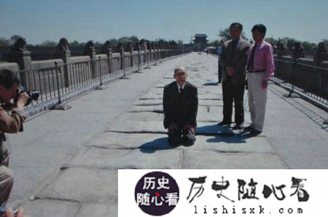 91岁日本老兵在卢沟桥下跪谢罪：我死后骨灰撒在中国，任人践踏_日本