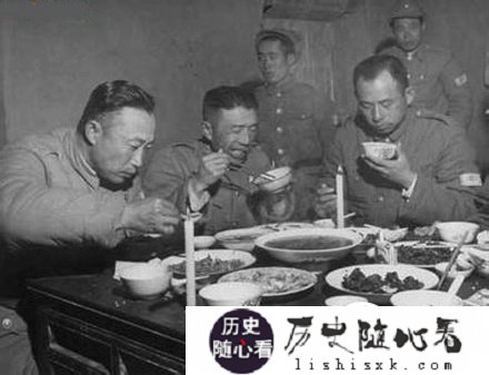 真实的淮海战争：国军士兵爬着过来要吃的_淮海战役