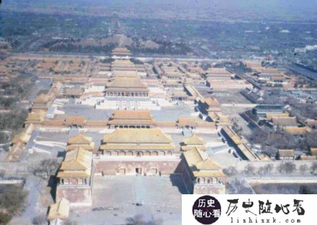 1949年解放后的北京，故宫饱经沧桑、破败不堪，商业街前繁荣似锦_商业街
