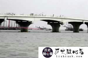 中国飞行员穿越太湖大桥桥洞