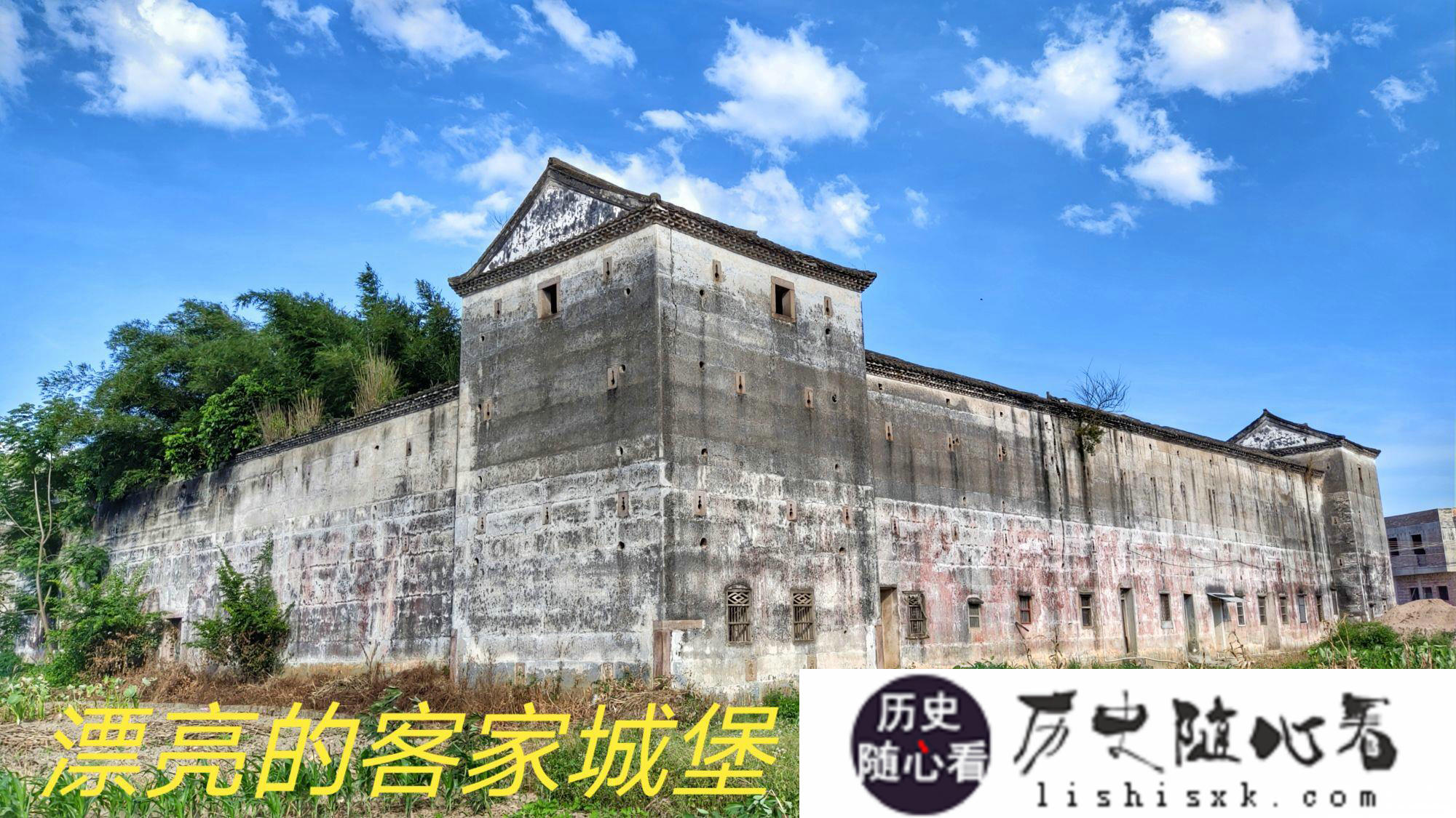广东梅州有座清朝建的古城堡，四周只有枪眼没有窗户，四个角还有炮楼_炮楼
