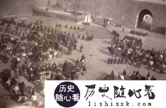 八国联军攻到北京城，慈禧本打算跳水自杀，无奈此人拦住了她