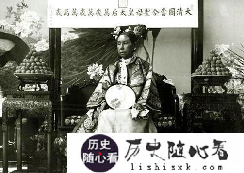 八国联军攻到北京城，慈禧本打算跳水自杀，无奈此人拦住了她