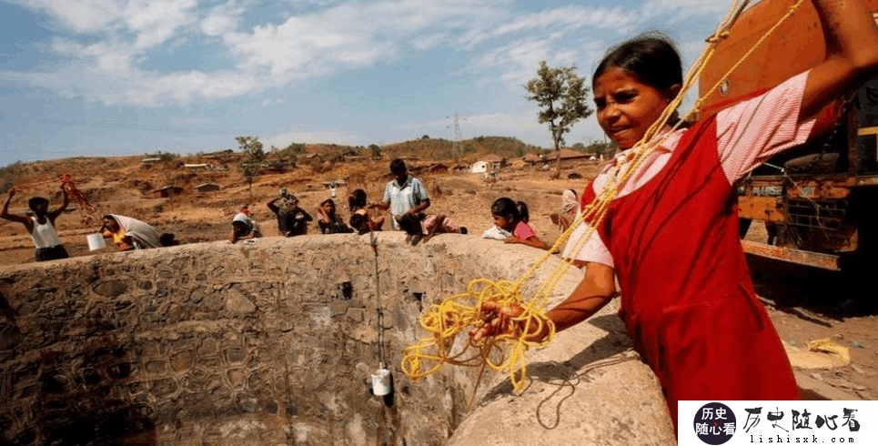 印度好丈夫，为了让妻子喝水不被辱，花40天在家门口挖了口深井