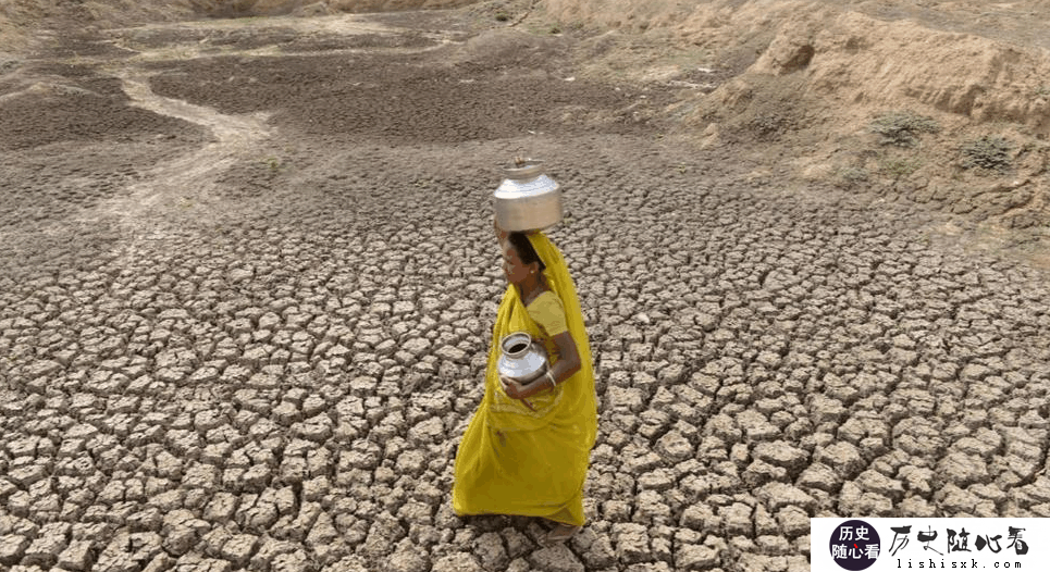印度好丈夫，为了让妻子喝水不被辱，花40天在家门口挖了口深井