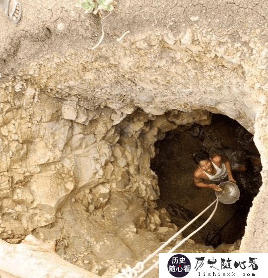 印度好丈夫，为了让妻子喝水不被辱，花40天在家门口挖了口深井
