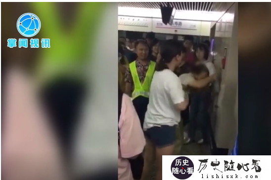 女子与男子发生冲突 女子上海地铁疑遭骚扰 当场暴抽男子耳光