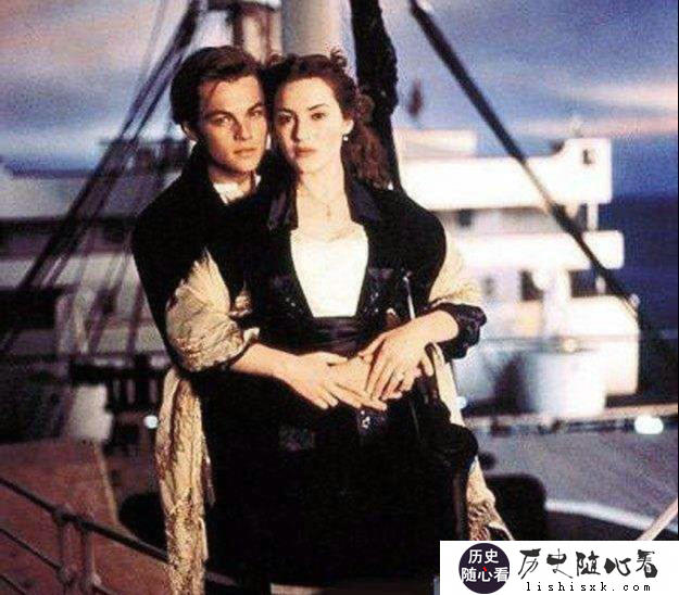 泰坦尼克号当年是撞到冰山后沉的，那船上的人为什么不到冰山上避难、等待营救呢？