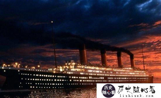 泰坦尼克号当年是撞到冰山后沉的，那船上的人为什么不到冰山上避难、等待营救呢？