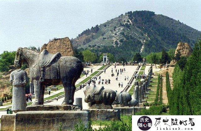 请问古代皇帝皇后不是一起死的，但他们是如何葬在一个墓里，难道先死的不封墓吗？