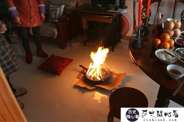 南方人大多有在家里供奉祖先牌位的习俗，而大部分北方人没有，为什么？