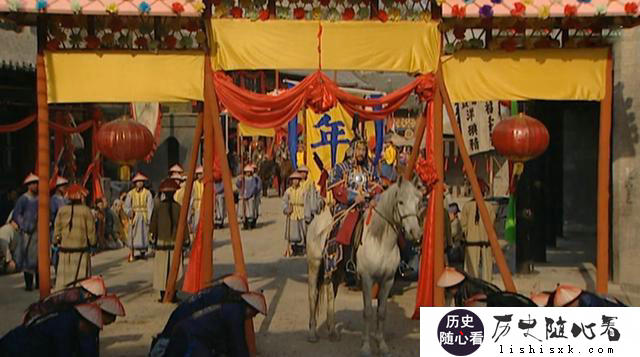 《雍正王朝》老八胤禩两声“百官跪迎”年羹尧，是腹黑且有违礼制，为什么雍正不吱声？