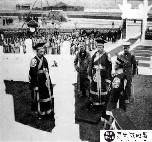 袁世凯拥兵7万就敢篡位，曾国藩领军50万却甘为人臣，他在怕什么？