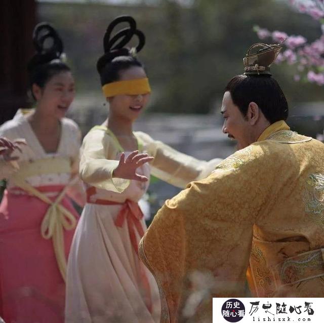 朱元璋深夜批奏折，宫女进去送膳食却被砍头，你如何看待？