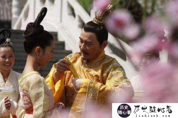 朱元璋深夜批奏折，宫女进去送膳食却被砍头，你如何看待？