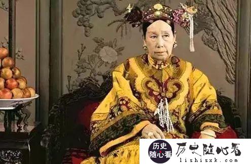 慈禧26岁那年，咸丰皇帝崩，她就成了寡妇