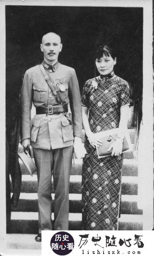 1928年，蒋介石首次携新婚夫人宋美龄回溪口老家拜认祖先