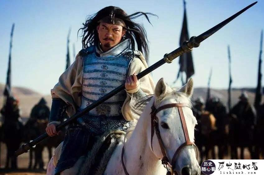 驻守荆州的关羽听说马超跑过来归降刘备，