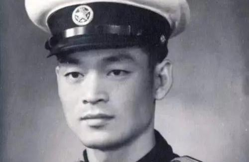 他是许世友的儿子许光，是中国第一批本科海军军官